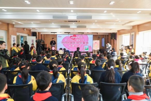 深耕艺术教育的种子 爱菊小学举办富士instax儿童摄影基地授牌仪式