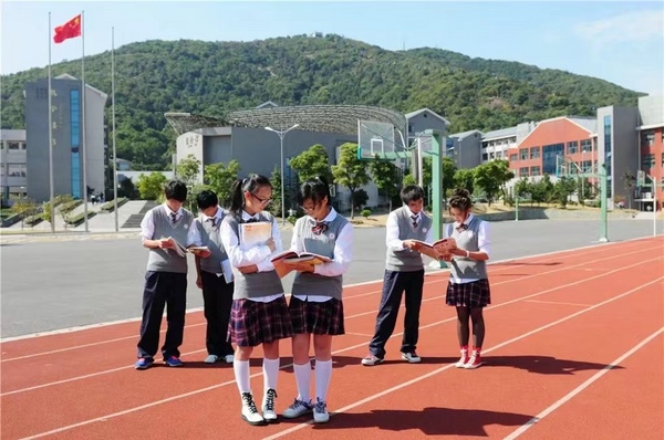 智能校服平台 | 全国政协委员建议：从校服开始推动学生“向美、向上、向善”