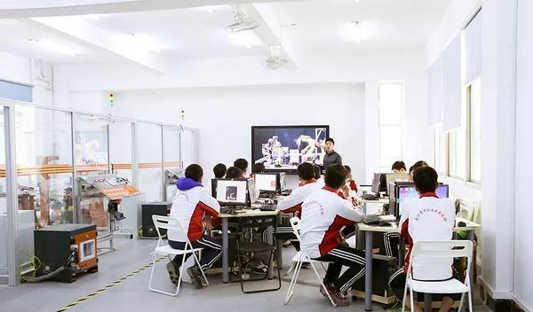 美国芯片专家基本都是华人？教育部出手，将更多留学人才召回祖国