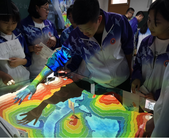 中教启星地理AR沙盘 互动投影呈现超真实3D场景