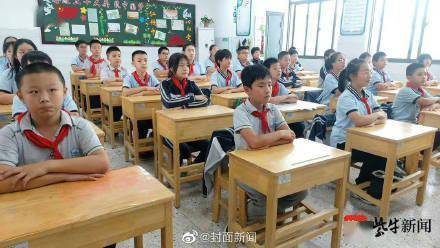 南京中小学生根据身高选课桌 