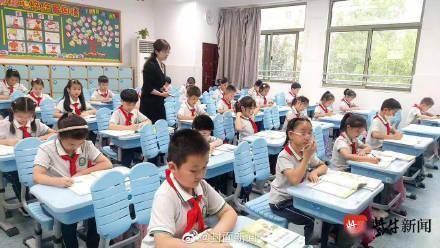 南京中小学生根据身高选课桌 