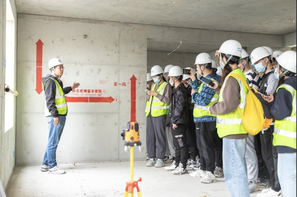 增进校企联合 哈尔滨工业大学走进中建一局项目系列实习实践活动在中建学府印悦项目举行