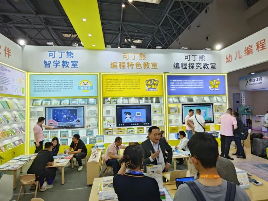 赋能教育数智化，飞利浦商显亮相第83届中国教育装备展