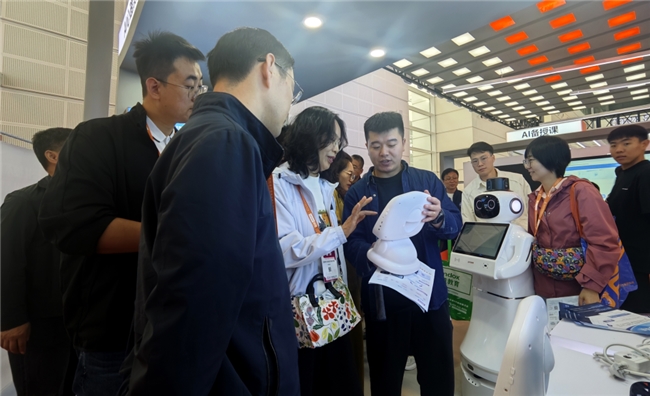 AI赋能 教育“智变”：华发教育智启未来课堂新风尚