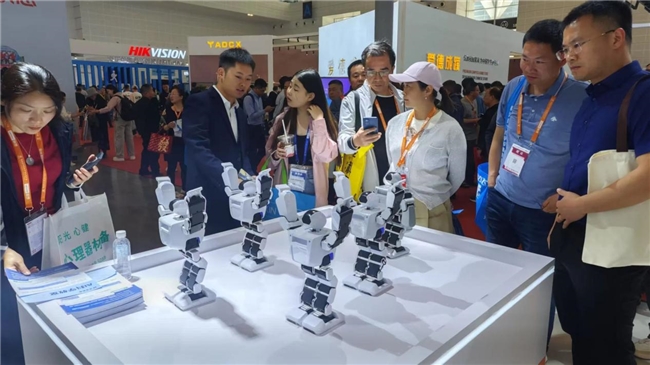 AI赋能 教育“智变”：华发教育智启未来课堂新风尚