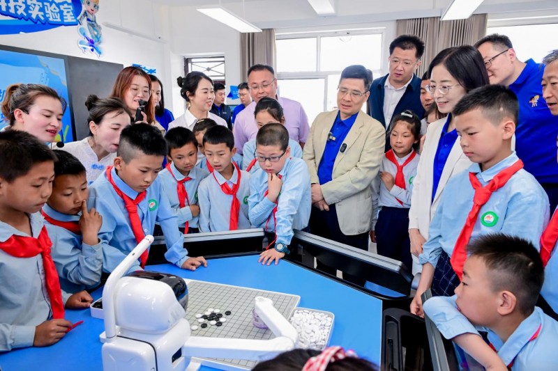 海尔希望小学首届科技节暨首个科技实验室落成 开启教育公益新生态