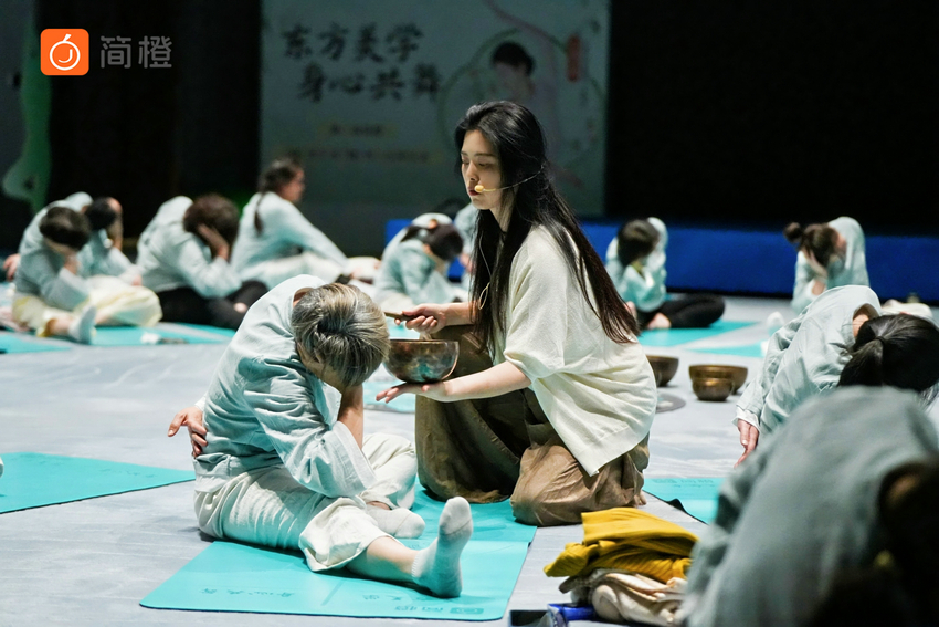 简橙在线教育平台：王蕊瑜伽引领健康新时代，助力中老年重塑身心和谐