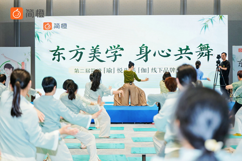 简橙在线教育平台：王蕊瑜伽引领健康新时代，助力中老年重塑身心和谐