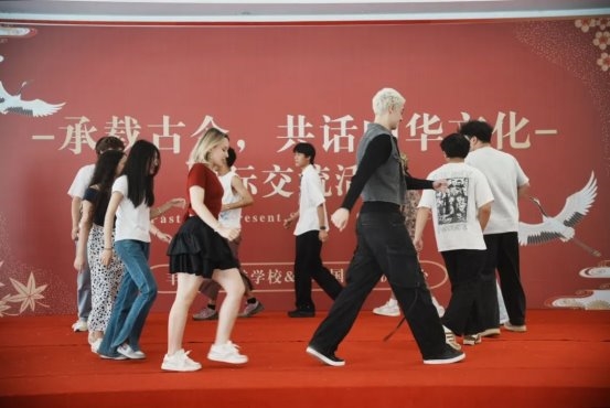 丰城市博雅学校举行“承载古今，共话中华文化”国际交流活动