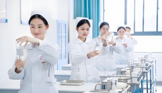 长沙现代商贸职业技术学校校企联培护理专业突破行业薪资天花板