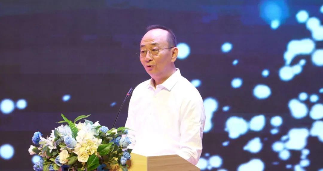 《半月谈》报道｜希沃助力边疆教育，北京信创企业捐赠仪式在和田举行