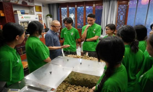 江西应用科技学院 “药韵知行 ” 实践队多 维度解码樟树中医药文化