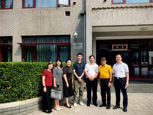 Z 世代青年唐樱溪回馈母校，北京三十五中为可持续发展杰出校友立碑
