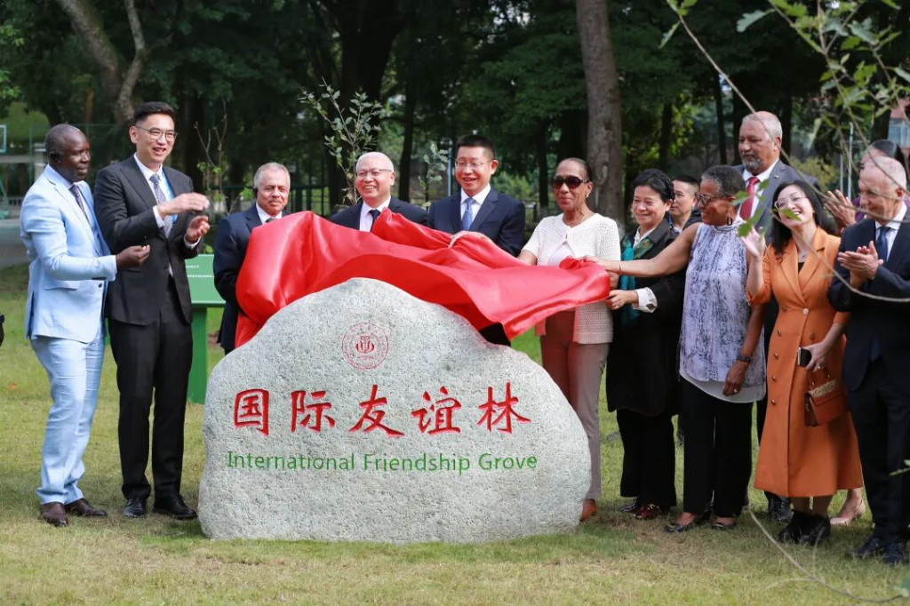 “国际朋友圈”扩容 11国驻华大使为雨城点赞 ——“‘乡村振兴·文化交融”驻华大使走进雨城区公益交流活动侧记
