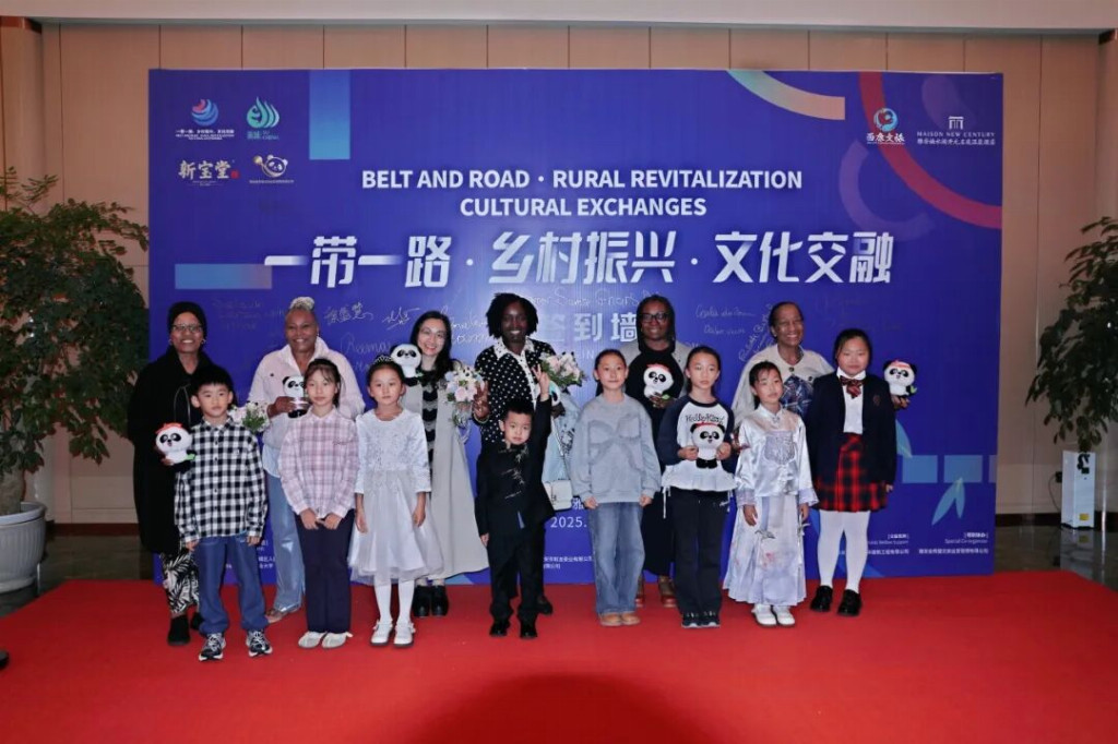 “国际朋友圈”扩容 11国驻华大使为雨城点赞 ——“‘乡村振兴·文化交融”驻华大使走进雨城区公益交流活动侧记