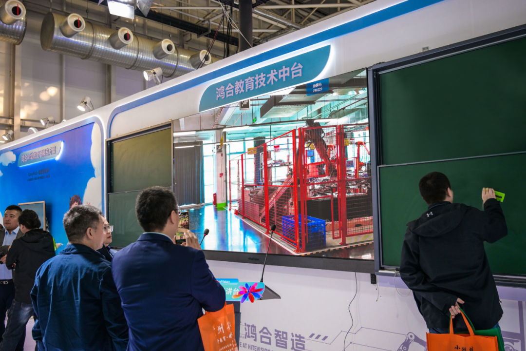 鸿合科技携“智瞳生态”亮相第86届中国教装展,推动教育数字化纵深发展