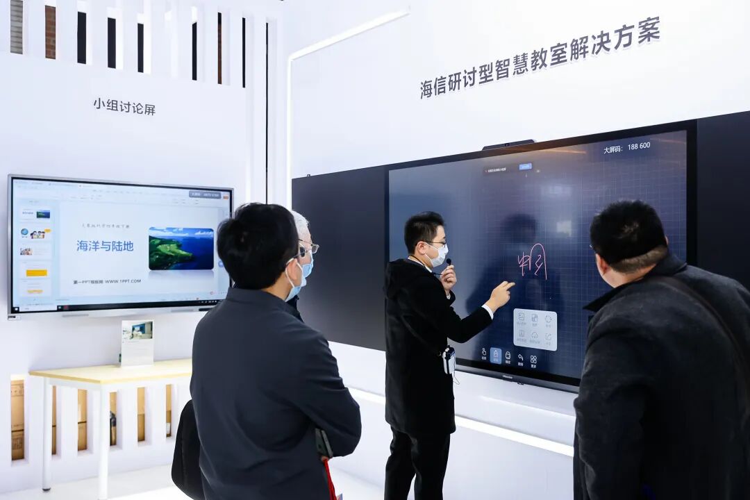 智启教育新生态!海信商用显示亮相第 86 届中国教育装备展示会