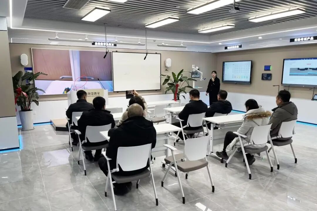 济南职业学院党委副书记杜红波一行莅临山东保伦电子科技考察交流